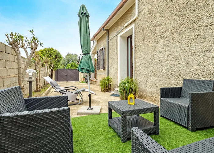 House With Private Garden Near Centre And Vakantiehuis Olbia