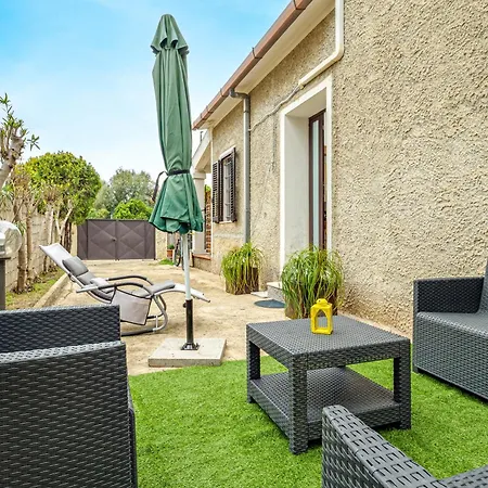 House With Private Garden Near Centre And Dom wakacyjny Olbia